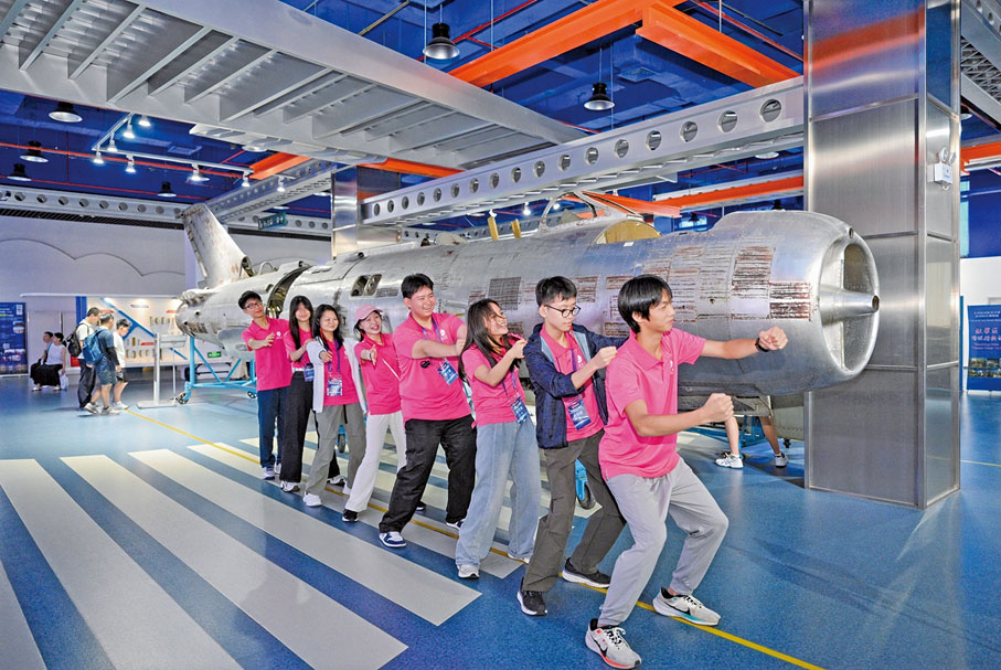 ●團員在北京航天航空大學博物館近距離觸摸二十年前拆解的退役戰機，感受「空天報國」的實地教學。