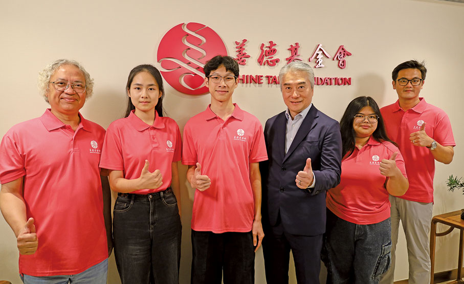 ●藍國慶、蔡敬業和梁偉達與本屆考察團的學生合照。