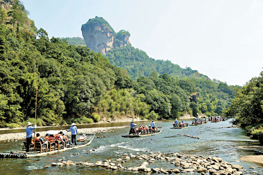 ●早前在福建武夷山國家公園，遊客乘竹筏遊覽九曲溪。   資料圖片