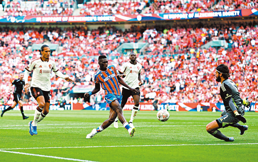 ●伊斯美拿沙亞（左二）助水晶宮於法定時間追平。  路透社