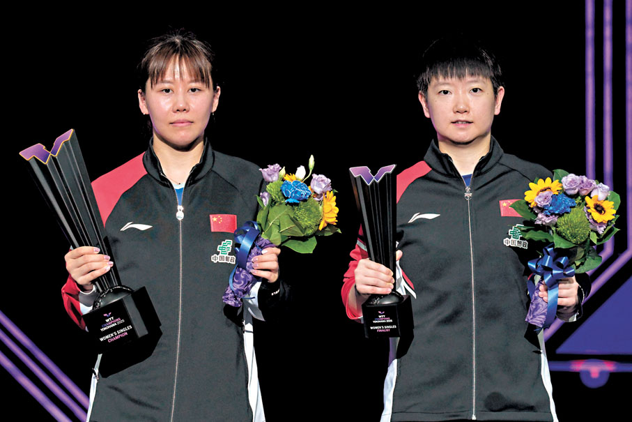 ●陳幸同（左）和孫穎莎在頒獎儀式上。 法新社