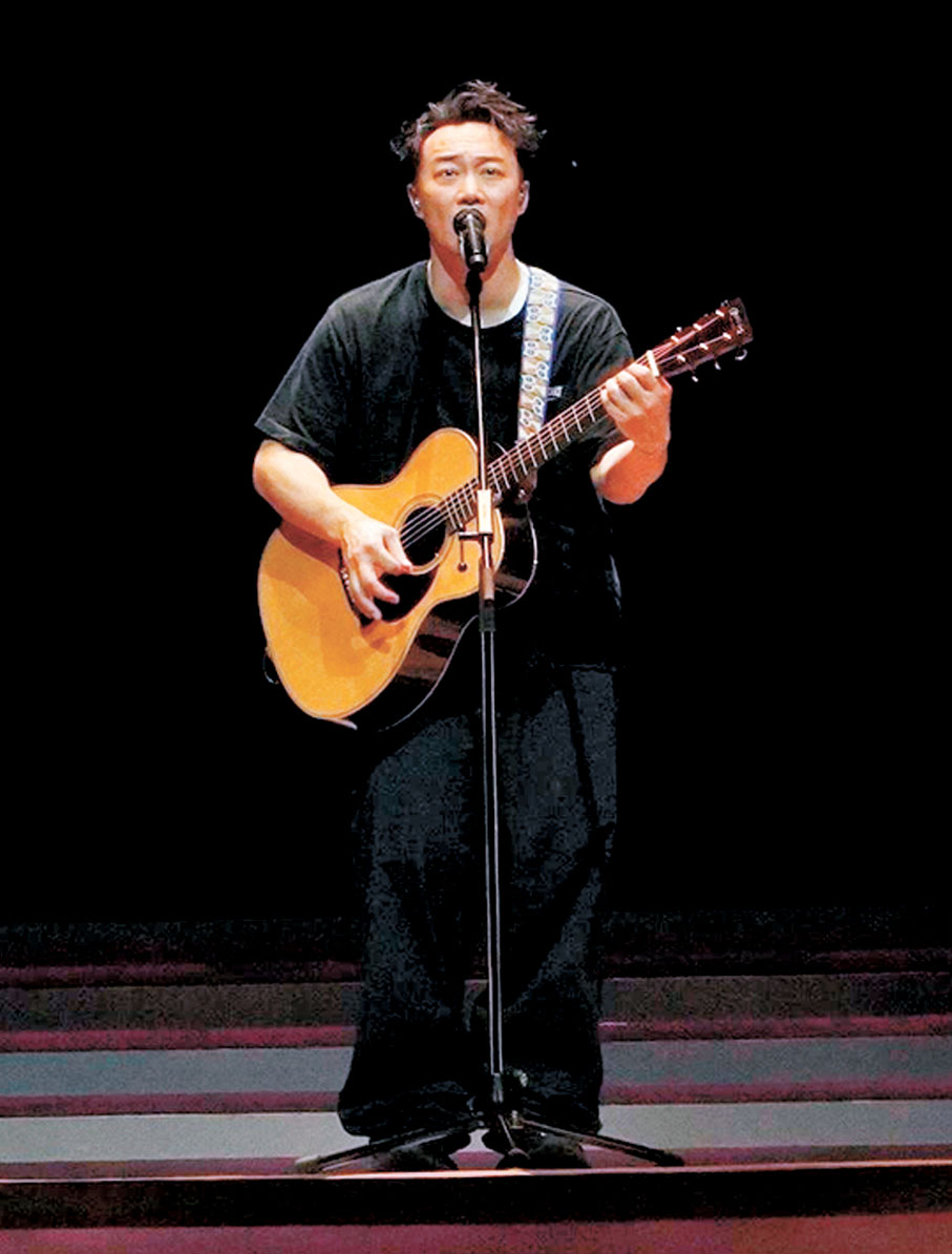 ●Eason自彈自唱出道作品《時代曲》。 子棠 攝
