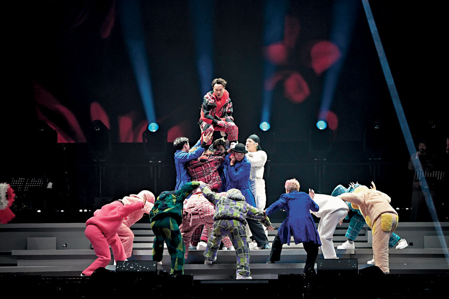 ●Eason被舞蹈員抬起，氣勢十足。 子棠 攝