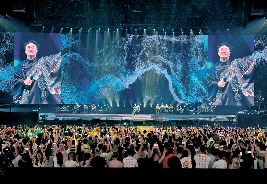 ●Eason前晚在舞台上穿梭，向粉絲揮手。  子棠 攝