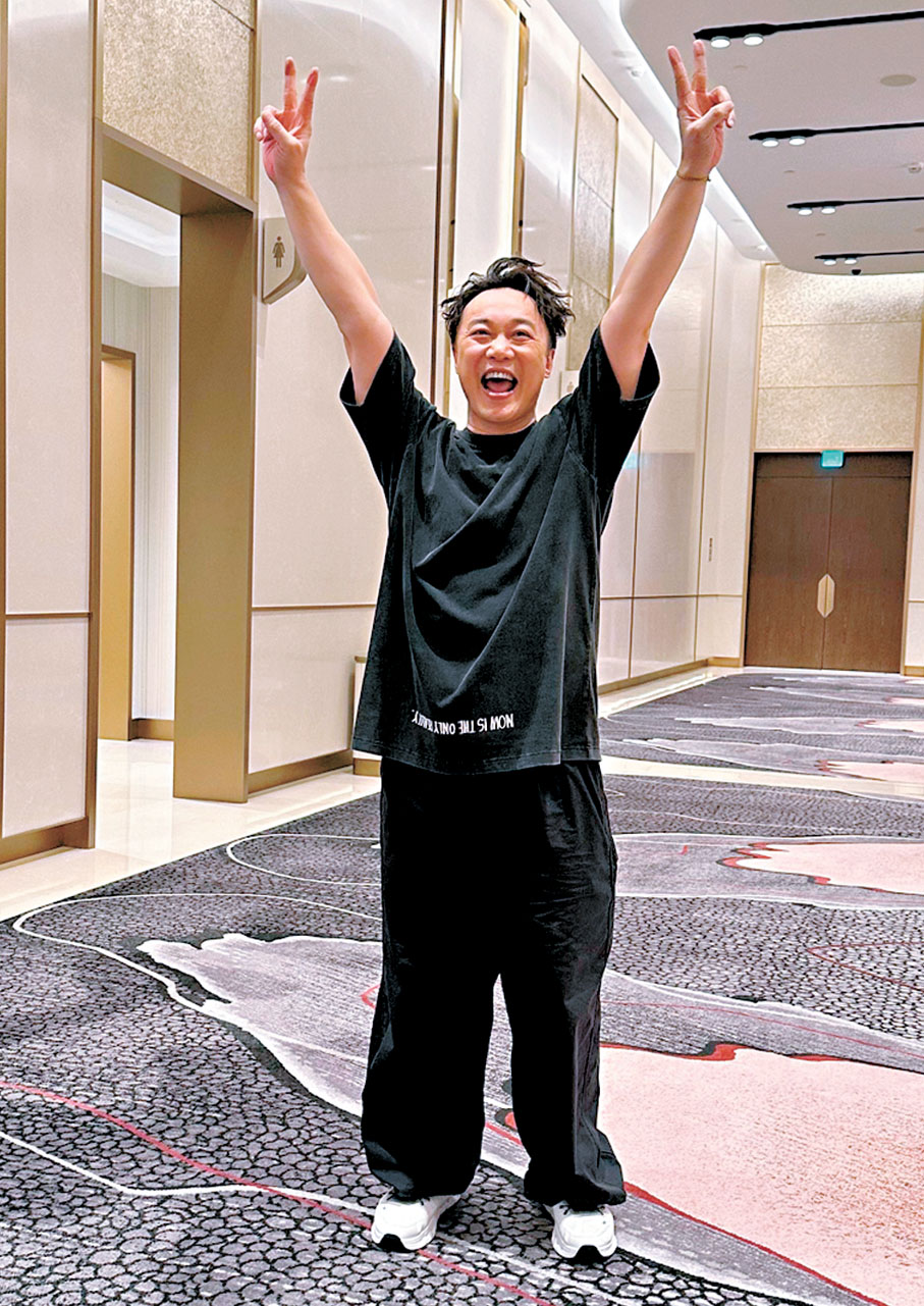 ●全球巡演圓滿結束，Eason開心舉V。 子棠 攝