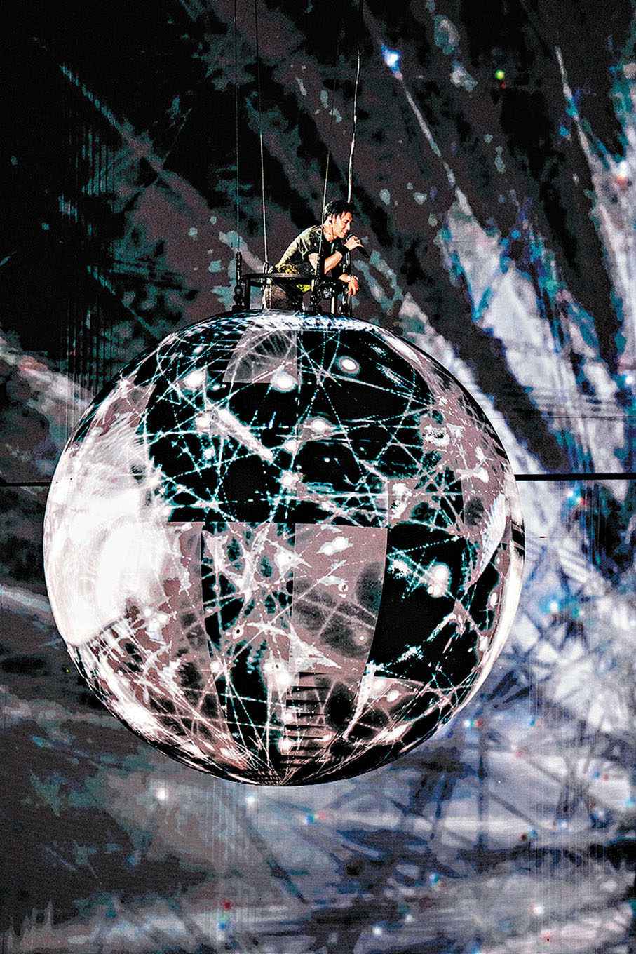 ●霆鋒坐着「圓型飛船」繞場演出。