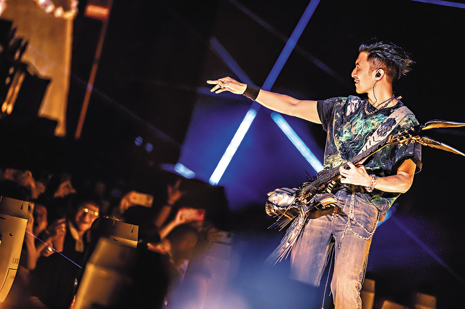 ●一如既往，霆鋒積極與歌迷互動。