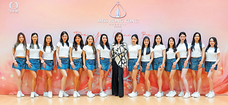 ●陳詠詩(右六)盼像師姐陸詩韻(中)一樣，20年後可以有美好的回憶。 梁靜儀  攝