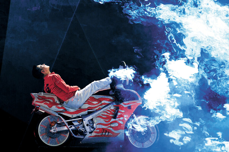 ●華仔躺在烈火戰車上帥氣登場。  主辦方供圖