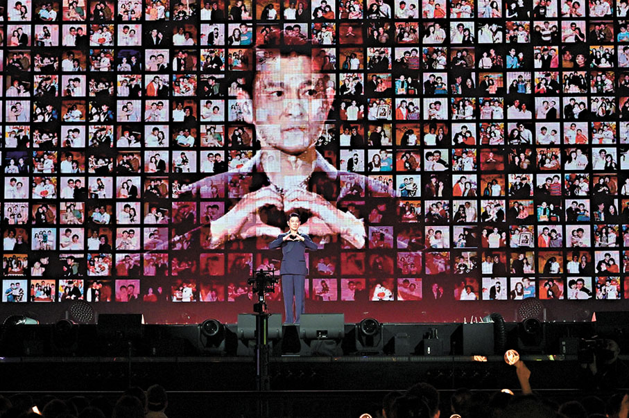 ●華仔向粉絲比心。 主辦方供圖