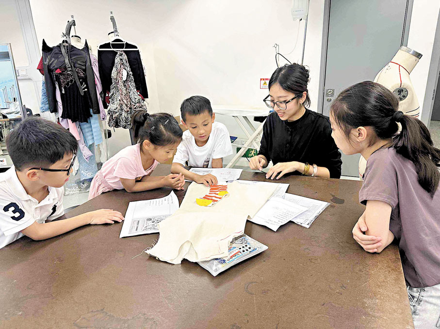 ●林美心（右二）帶領入圍小學生一同製作手作環保服裝。