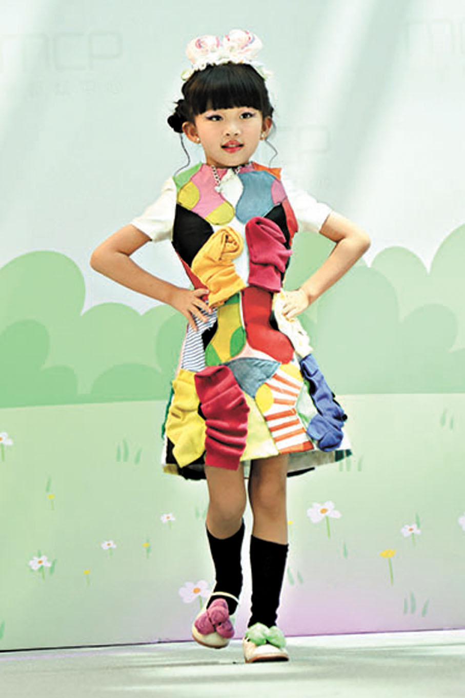 駱文謙「棄襪拼合時尚連身裙」