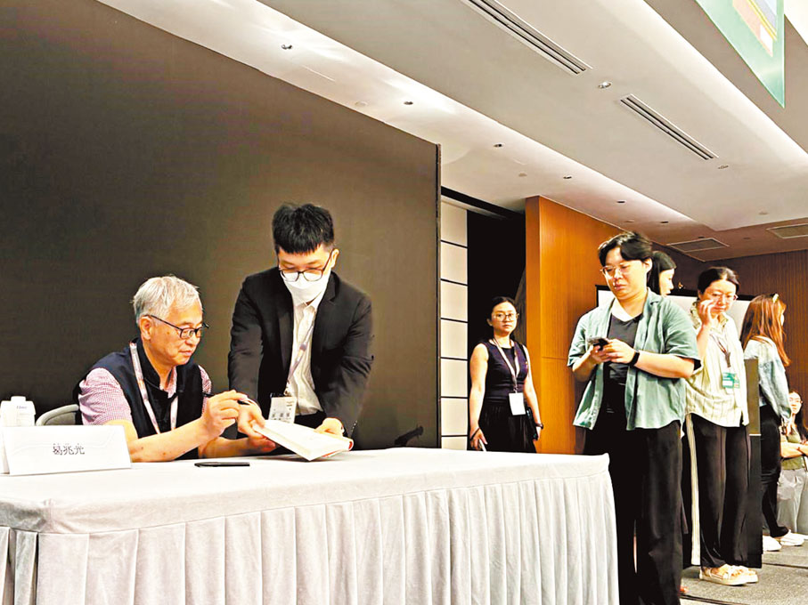 ●葛兆光在香港書展為讀者簽名。記者蔣湖  攝