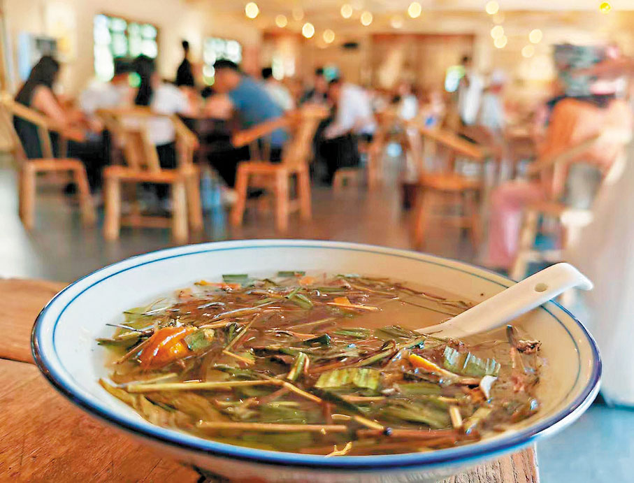 ●（上圖）大碗客家涼茶及（下圖）酸酒鴨是定南客家第一菜。作者供圖