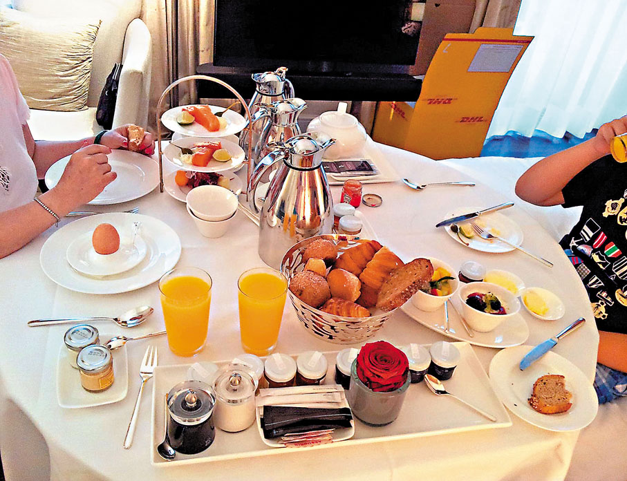 ●午後早餐，懶洋洋的歐遊。 作者供圖