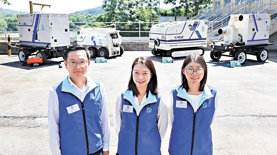●左起：陳卓宗、盧秋玲、渠務(wù)署新界北工程師封雪 香港文匯報(bào)記者黃艾力  攝