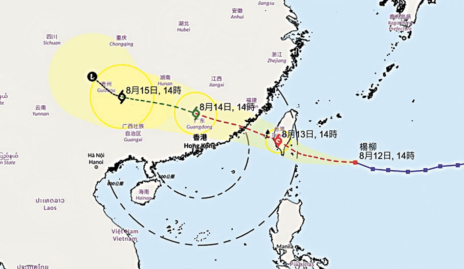 ●昨日天氣晴朗，遊客在維港前打卡留影。香港文匯報記者曾興偉  攝