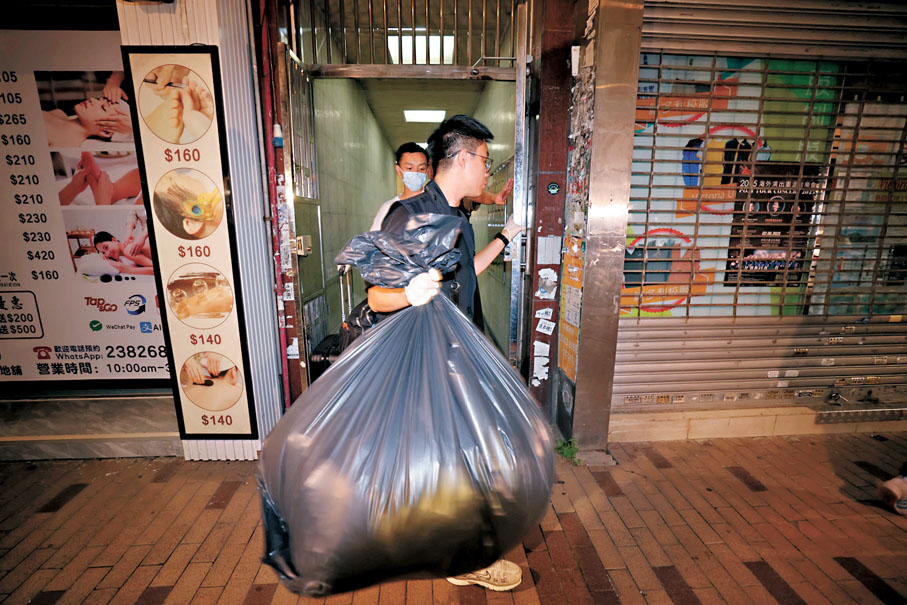 ●警方在案發單位內檢走大批證物。香港文匯報記者鄧偉明  攝