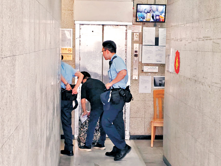 ●出入涉案大廈者均要接受登記及查問。香港文匯報記者劉友光  攝