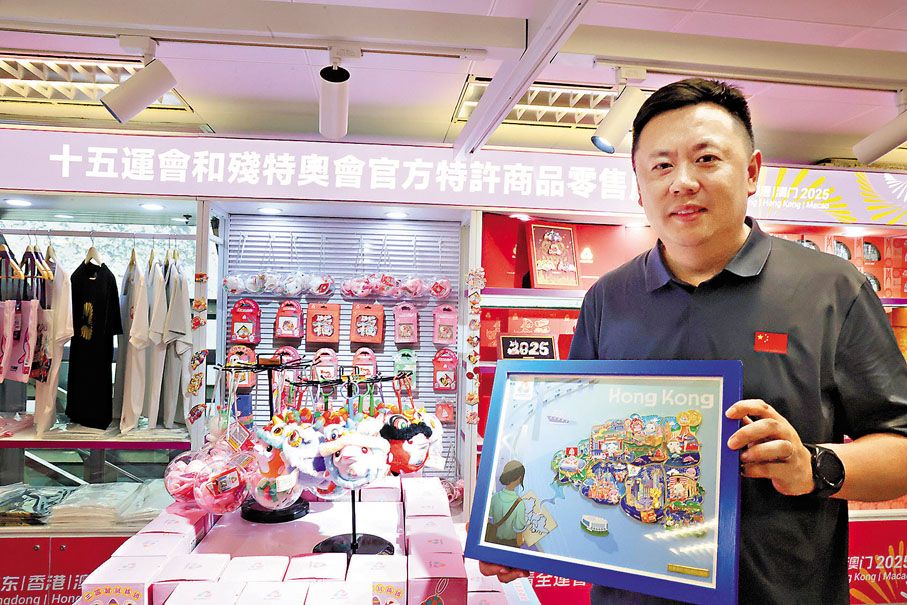 ●迂方明介紹特許商品。香港文匯報記者萬霜靈  攝