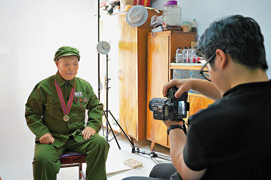 ●韓佳龍遠赴吉林省長春市，為志願軍老兵楊青林拍攝影像。
