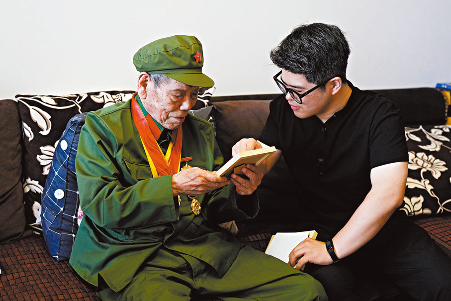 ●拍攝現場，韓佳龍和湖北黃石抗戰老兵張立忠交流。