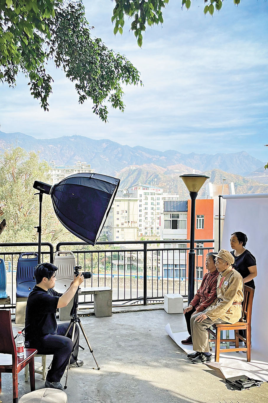 ●韓佳龍為攀枝花老兵李宗文拍家庭照。