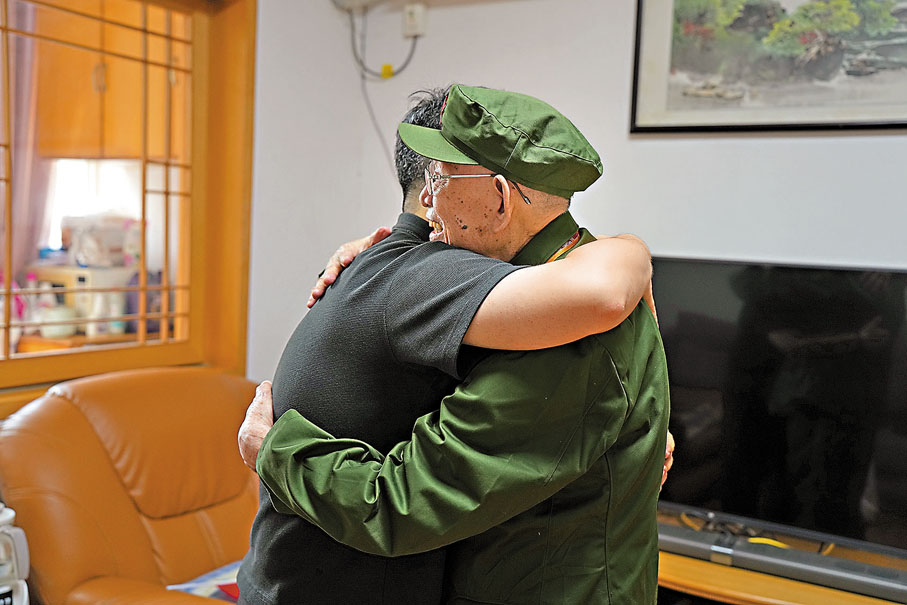 ●拍攝完成後，韓佳龍和湖南長沙抗戰老兵蘇醒擁抱告別。