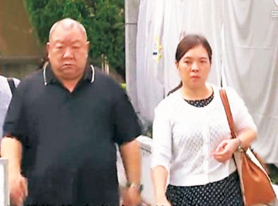 ●涉嫌聘請非法勞工表演蒙古舞的酒樓女董事黃朋珍(右)，昨日到沙田裁判法院提堂。電視截圖