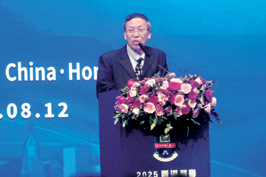 ●獲頒發哲學卓越貢獻終身成就獎的李景源發表專題演講。 香港文匯報記者涂穴  攝