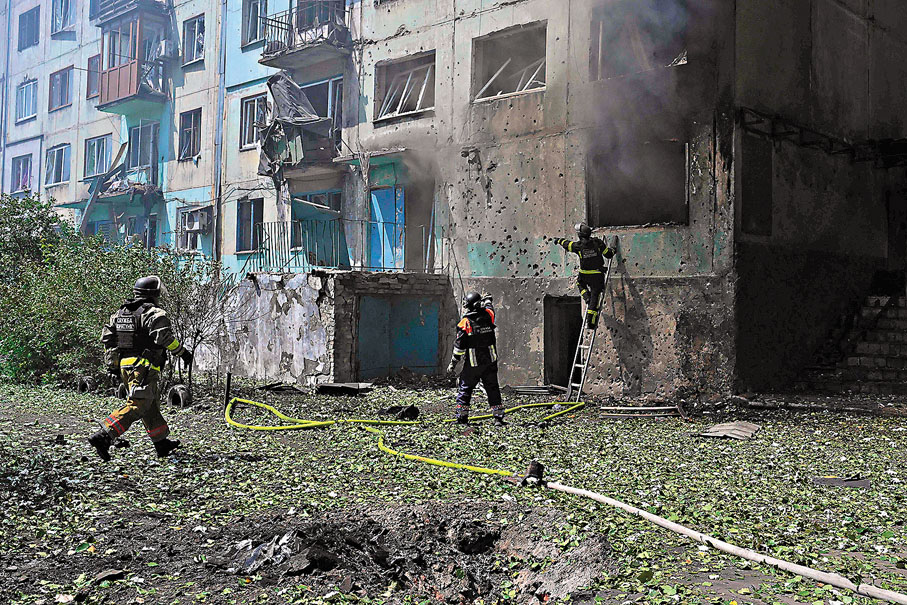 ●烏克蘭頓涅茨克一幢建築物被俄無人機擊中後起火。 法新社