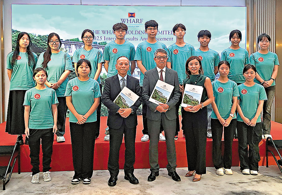 ●九龍倉集團主席兼常務董事吳天海（前排中）表示，預計香港樓價可以趨穩，如果需求能夠持續增長，期望可在一至兩年內消化大部分住宅庫存。香港文匯報記者曾業俊 攝