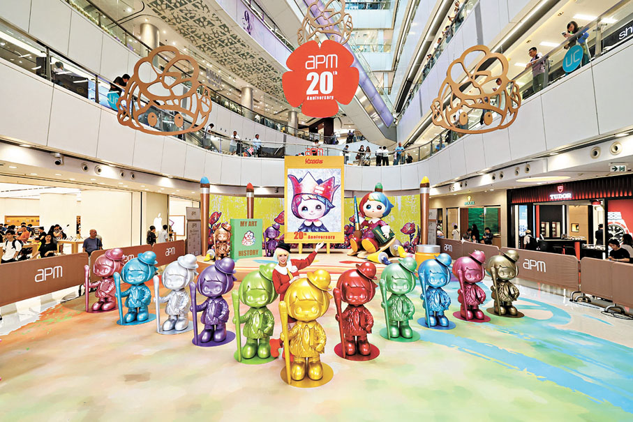 ●「幻想工作室」3米高的畫家HAPICO及13個以各種原色塑造的HAPICO。