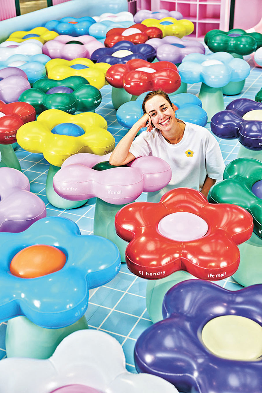 ●Cj Hendry在夏日花花池中拍照。