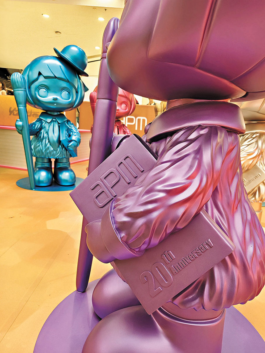 ●HAPICO手執由上野陽介特別設計的商場周年元素的畫冊。