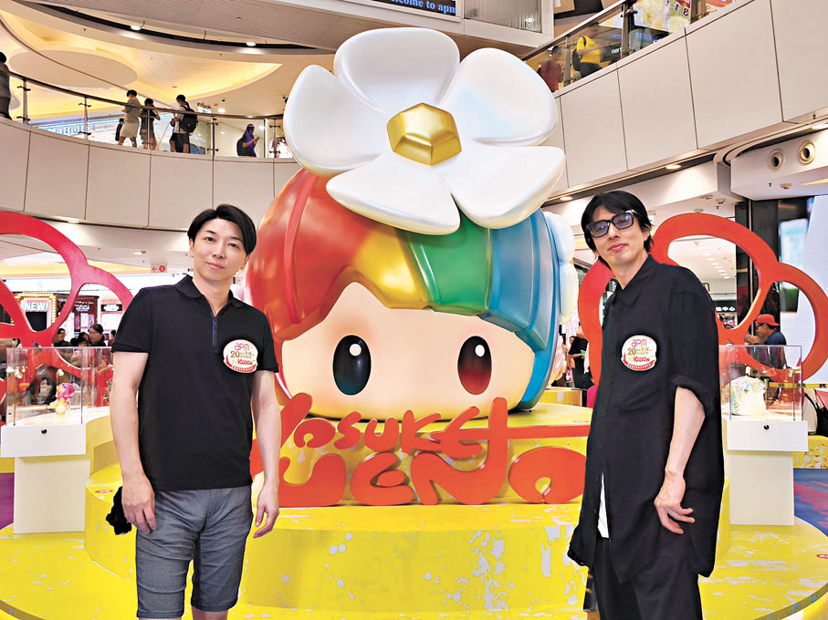 ●上野陽介（右）與大久保博人（左）在HAPICO的大頭雕塑「GOOD VIBES ONLY」前合照。