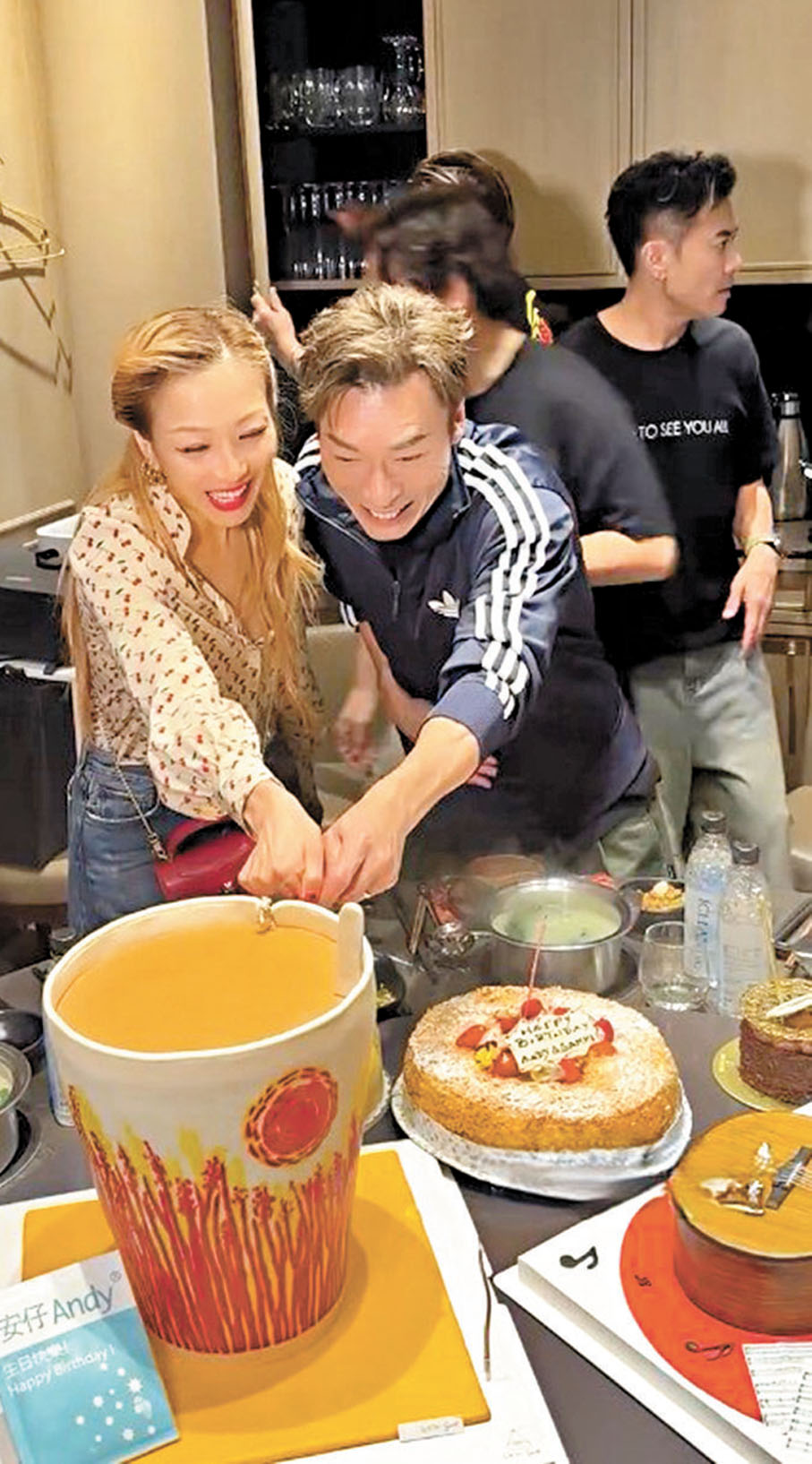 ●鄭秀文與許志安一起切生日蛋糕。視頻截圖
