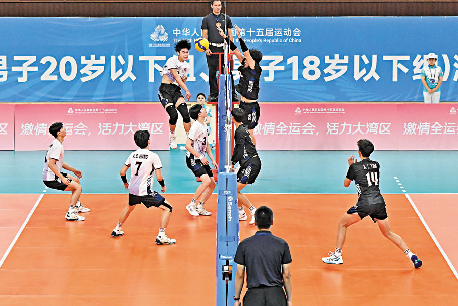 ●6月25日，十五運(yùn)會(huì)排球測(cè)試賽在廣州開賽。圖為香港青年隊(duì)對(duì)陣香港少年隊(duì)。 資料圖片