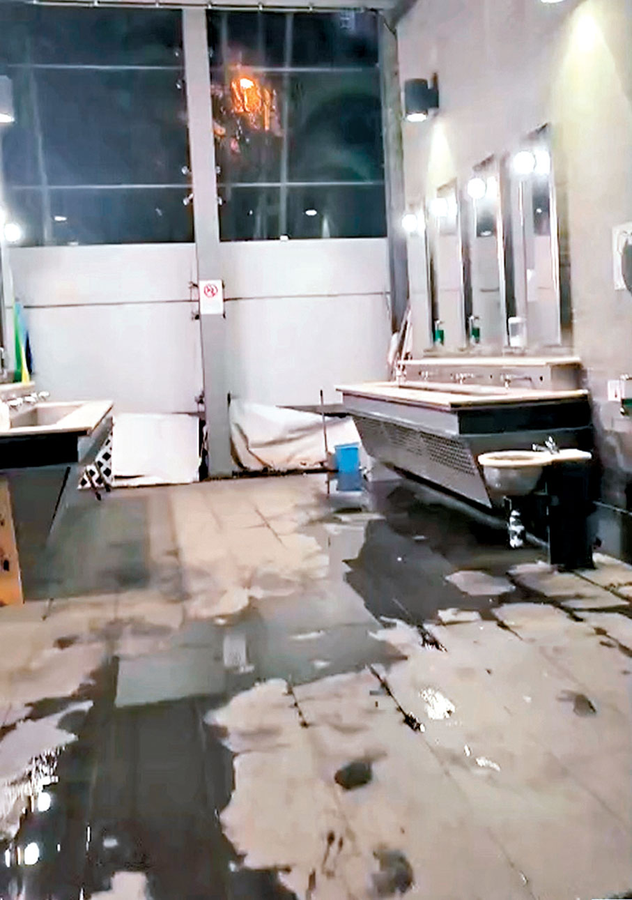 ●僅29分的西營盤中山紀念公園女廁，地面濕滑骯髒，臭氣熏天。民建聯中西區支部供圖