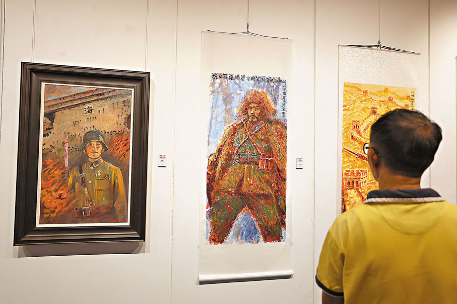 ●市民駐足觀看作品。