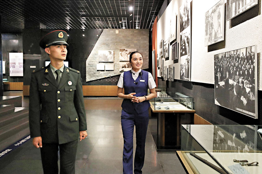 ●季寧於1999年入職「九·一八」歷史博物館。圖為她年前給參觀者講解展覽。