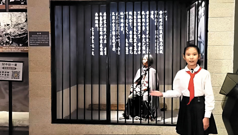 ●12歲的小志願者講解員陳拜婉兒在博物館內的趙一曼獄中復原場景前為觀眾講解。