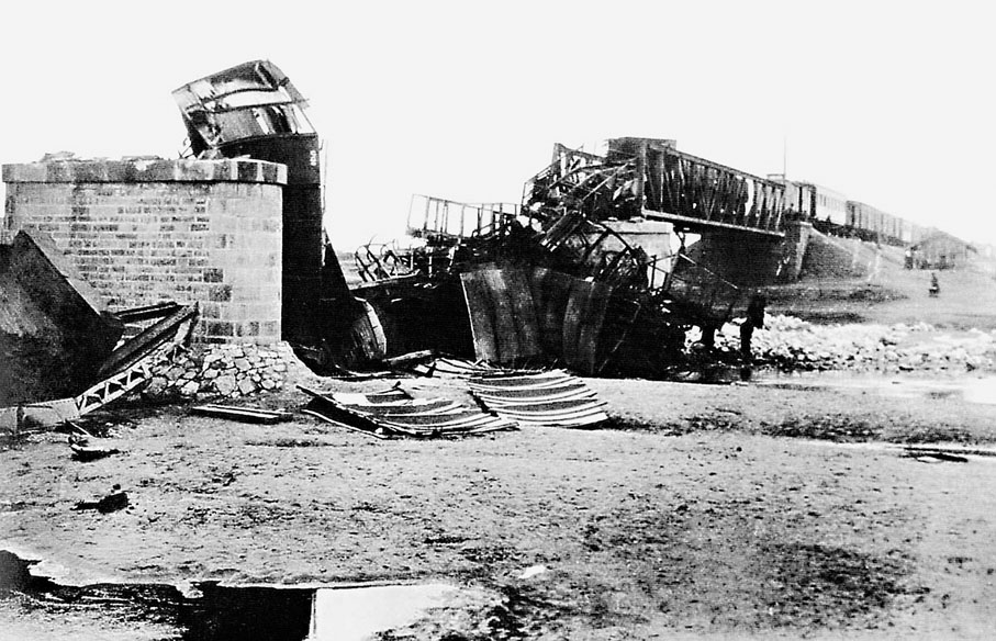 ●1931年9月18日，日軍炸毀瀋陽柳條湖附近的南滿鐵路路軌。