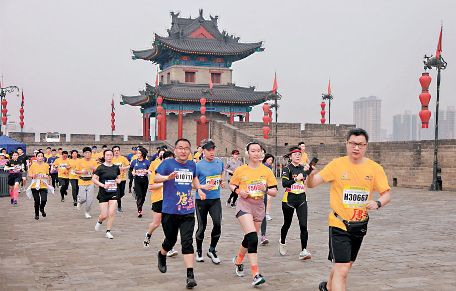 ●按照「修舊如舊」修復後的西安明城牆成為市民休閒運動的最佳場所之一。