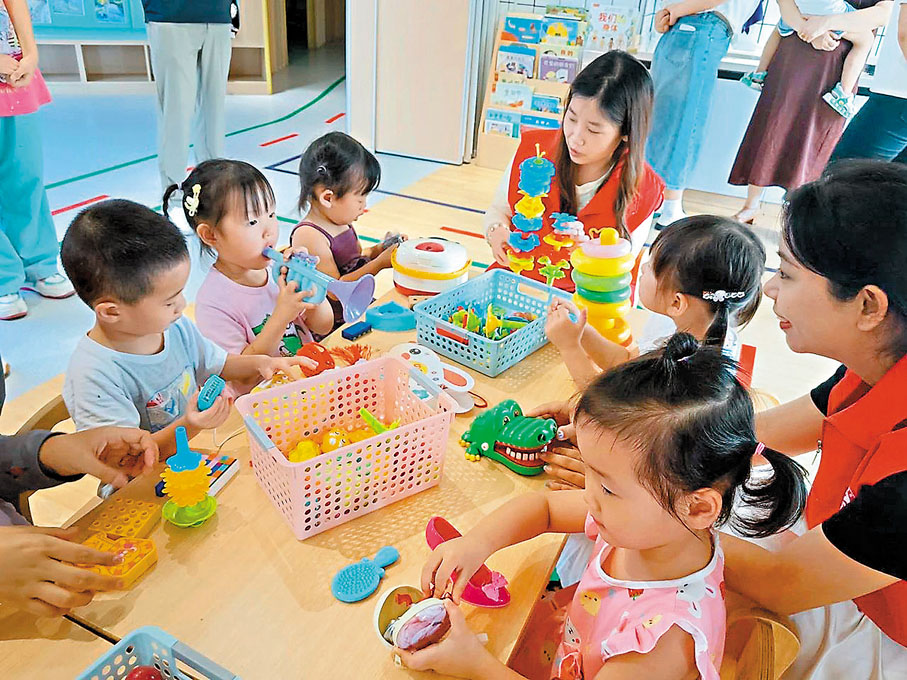 ●西安市蓮湖區環城西路街道五一社區少兒託育服務，解決了很多上班族的後顧之憂。香港文匯報陝西傳真