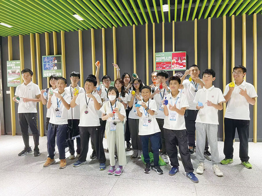 ●團員展示親手製作創意面塑公仔。