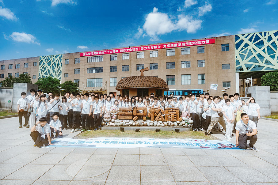 ●團員參觀三只松鼠產業園。