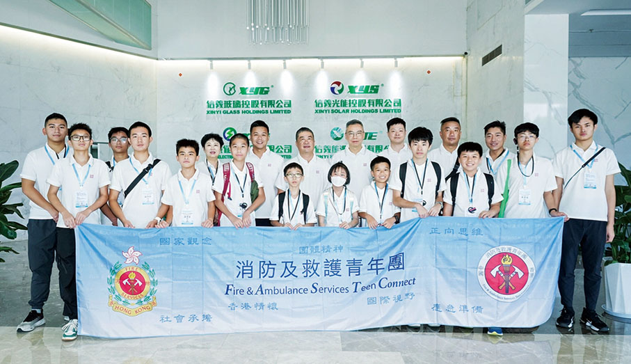 ●部分團員與董清世（中）合照。