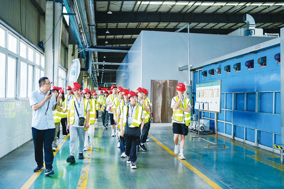 ●團員了解玻璃生產過程。