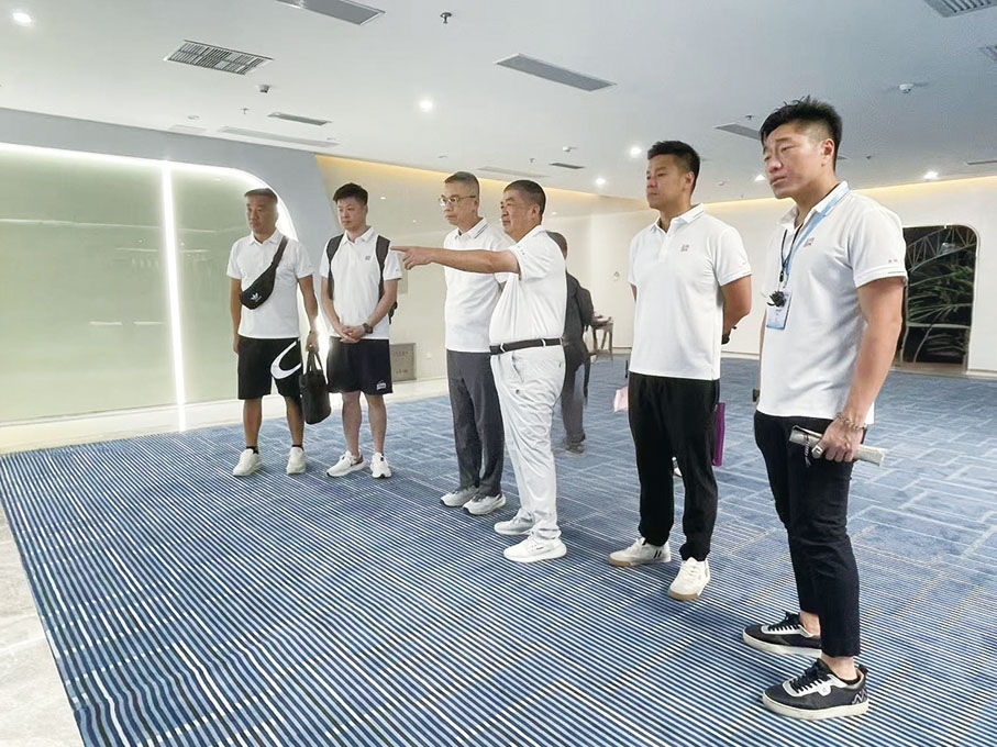 ●團員參觀信義玻璃研發中心。